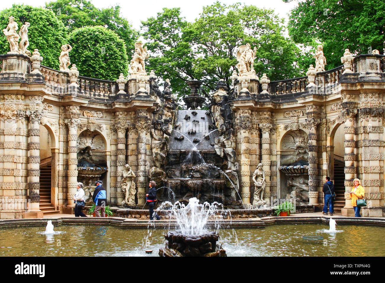 Il bagno di fontana delle ninfe nel palazzo Zwinger a Dresda, Germania orientale Foto Stock