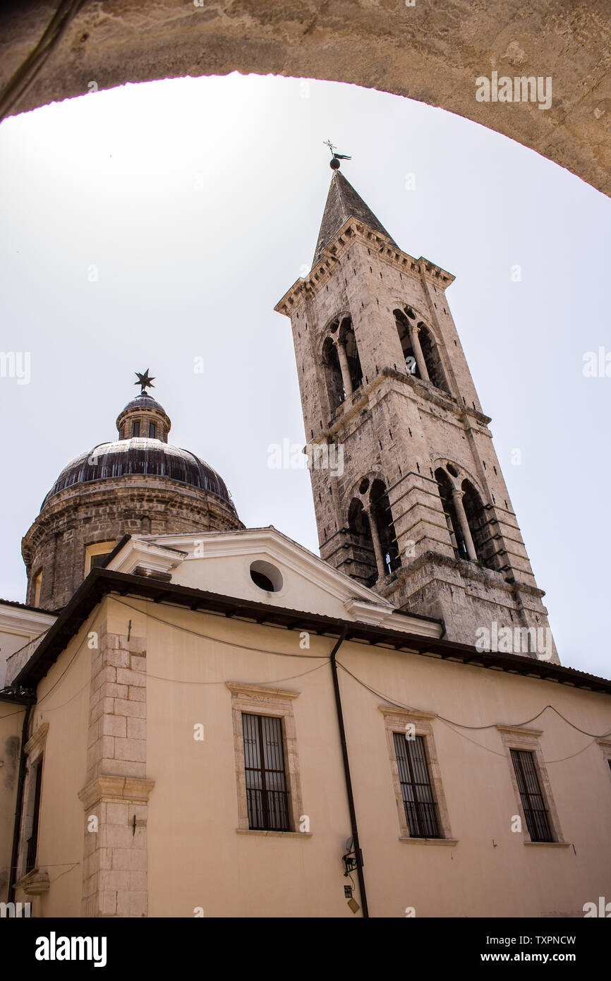 Il complesso, dedicata al SS. Annunziata e costituito dalla chiesa con annesso Palazzo, Sulmona Foto Stock