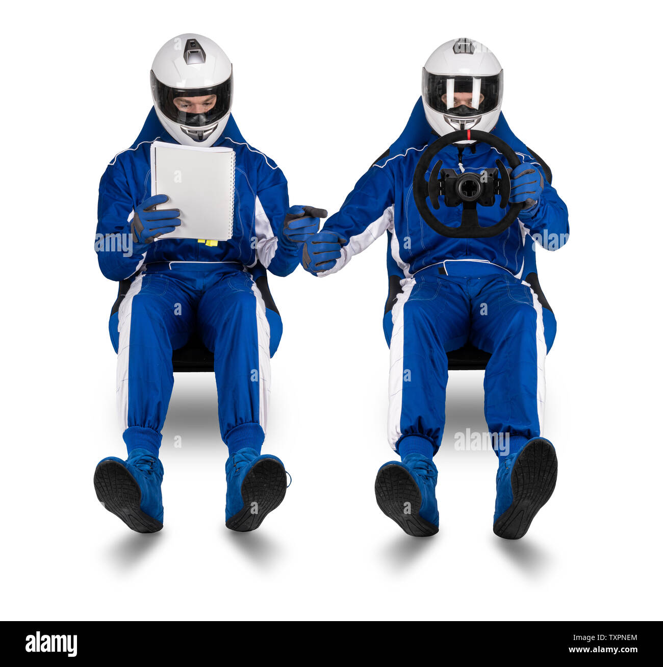 Rally drive e il co-pilota passeggero durante la lettura del libro pacenote al passaggio del mouse sulla benna racing sedile funny astratta motorsport concetto estremamente rapido di rallye isolare Foto Stock