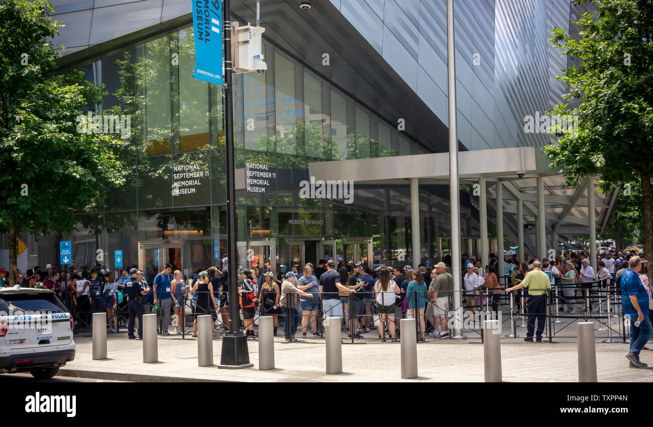 La folla di visitatori di attendere in linea per immettere la National September 11 Memorial Museum nel sito del World Trade Center a New York Sabato, 15 giugno 2019. (© Richard B. Levine) Foto Stock