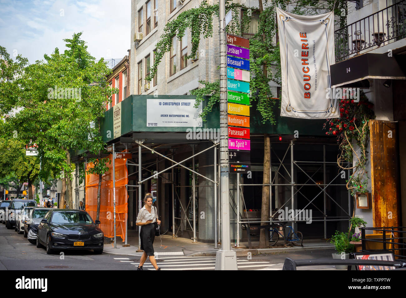 Commemorative segni di strada in corrispondenza dell'intersezione di Gay e Christopher strade nel Greenwich Village di New York lunedì, 17 giugno 2019 la visualizzazione alternativa di identità di genere per Stonewall 50/ World Pride. Sponsorizzato da Mastercard per promuovere il loro "vero nome", iniziativa il cambiamento nel protocollo consente ai membri della comunità LGBTQ per scegliere il loro nome sulle loro carte di credito, di debito o carta prepagata. (© Richard B. Levine) Foto Stock