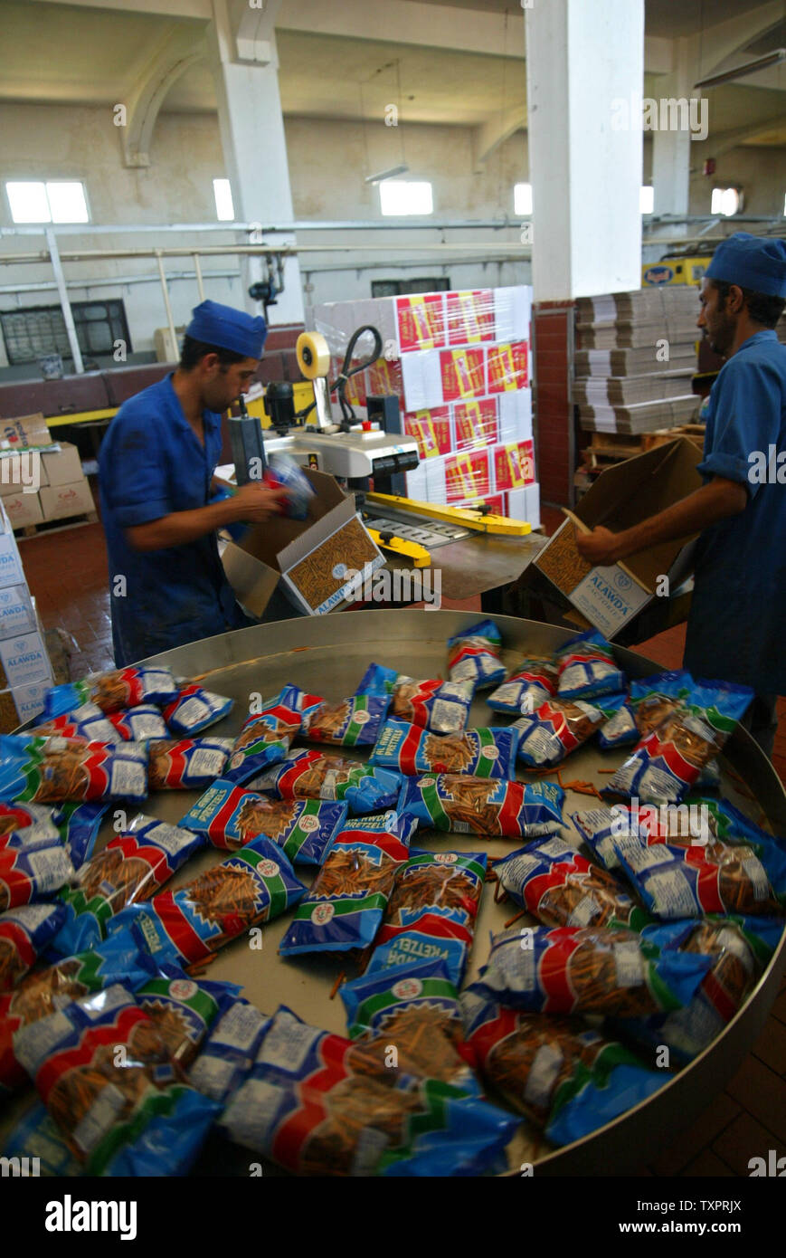 Lavoratori palestinesi preparare scatole per spedizione biscotti e snack presso la al-Awda in fabbrica a Deir al-Balah nel centro della Striscia di Gaza il 17 settembre 2007. La fabbrica, producendo il solo localmente biscotti fatti nei territori palestinesi, facce di chiusura possibile a causa della mancanza di materie prime e la difficoltà di distribuzione di merci attraverso israeliano terminale presidiato attraversamento della Cisgiordania. (UPI foto/Ismael Mohamad) Foto Stock