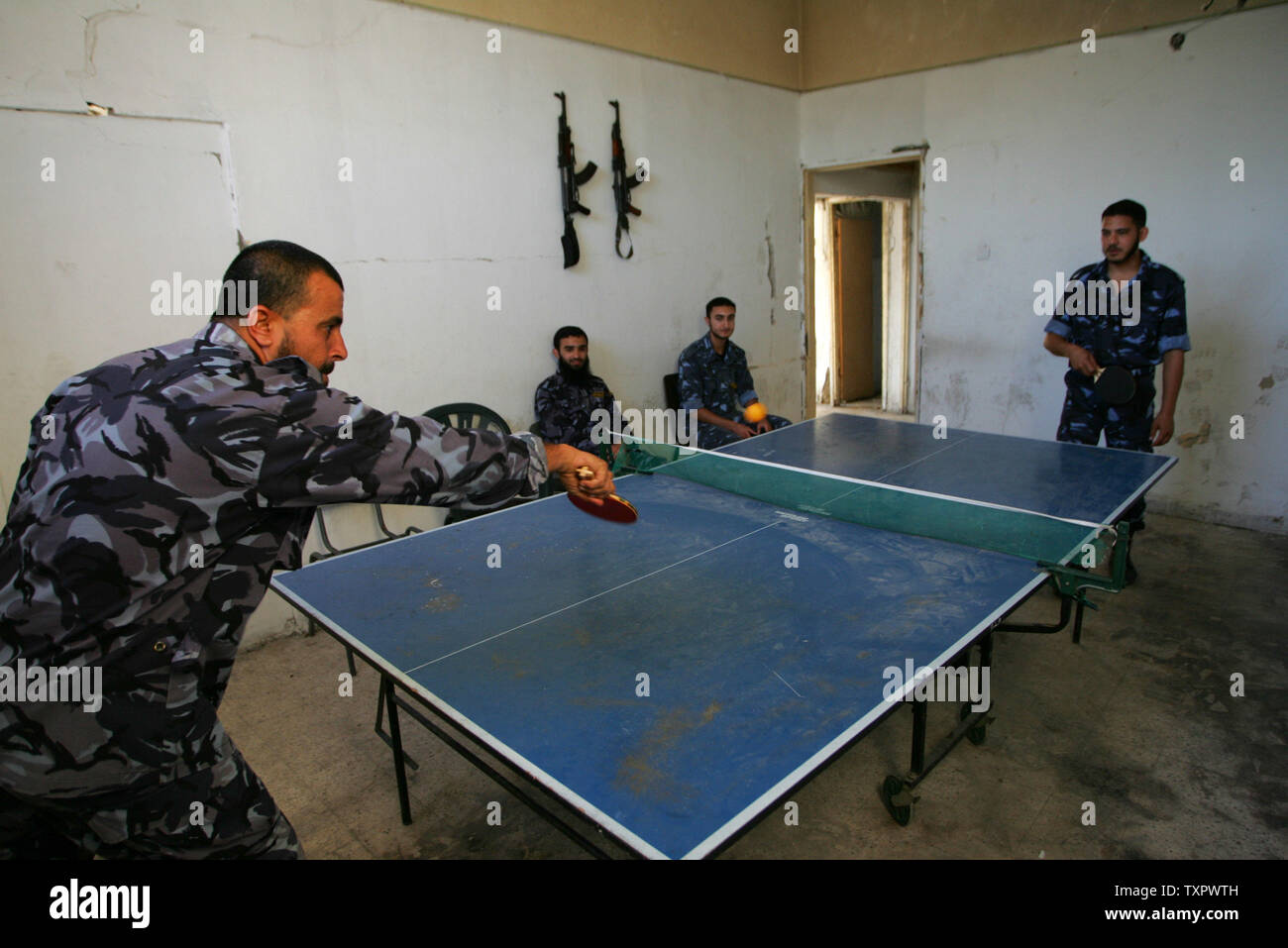 Poliziotti palestinesi fedeli a Hamas, giocare a ping pong presso il quartier generale della polizia a Rafah nella striscia di Gaza meridionale il 19 giugno 2008. tregua è entrato in vigore nella Striscia di Gaza oggi in mezzo allo scetticismo su quanto a lungo il egizio-mediate trattativa tra Israele e Hamas movimento avrebbe attesa. I sei mesi di tregua è il primo dal Hamas acquisizione della povera in territorio palestinese a poco più di un anno fa che ha innescato un paralizzante Israele blocco.(UPI foto/Ismael Mohamad) Foto Stock