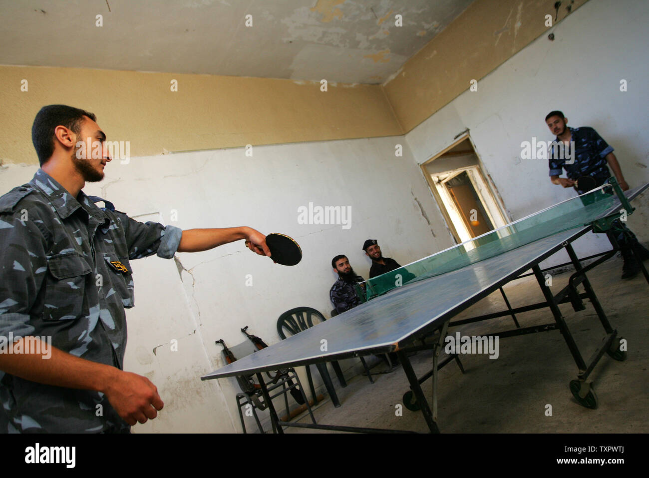 Poliziotti palestinesi fedeli a Hamas giocare a ping pong presso il quartier generale della polizia a Rafah nella striscia di Gaza meridionale, il 19 giugno 2008. tregua è entrato in vigore nella Striscia di Gaza oggi in mezzo allo scetticismo su quanto a lungo il egizio-mediate trattativa tra Israele e Hamas movimento avrebbe attesa. Israele e Hamas hanno annunciato un accordo di cessate il fuoco di oggi. L'Egiziano mediate la trattativa è il primo dal Hamas ha preso il controllo del territorio palestinese a poco più di un anno fa che ha innescato un paralizzante Israele blocco.(UPI foto/Ismael Mohamad) Foto Stock