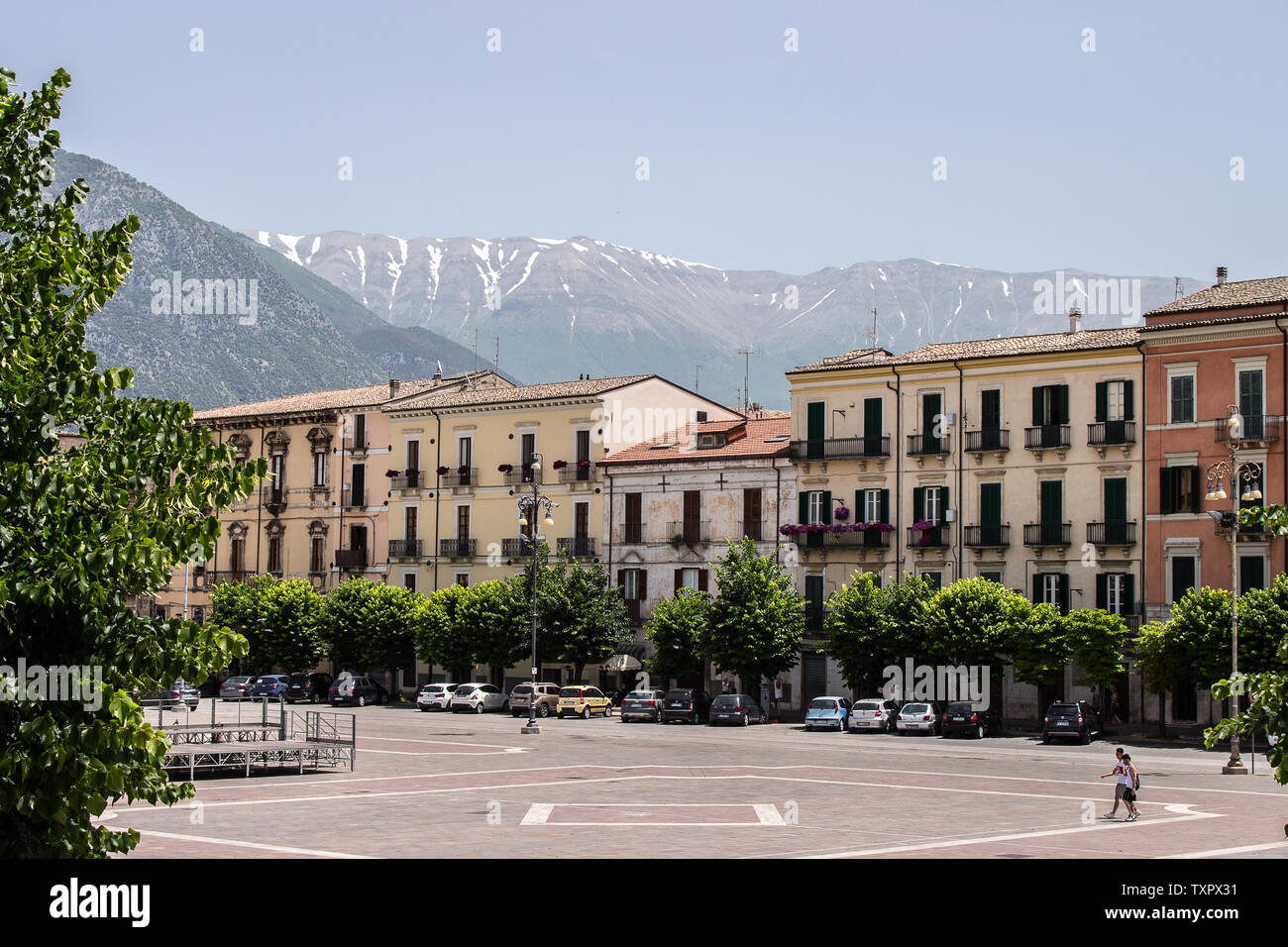 Piazza Giuseppe Garibaldi è la più grande piazza della città di Sulmona, Abruzzo Foto Stock