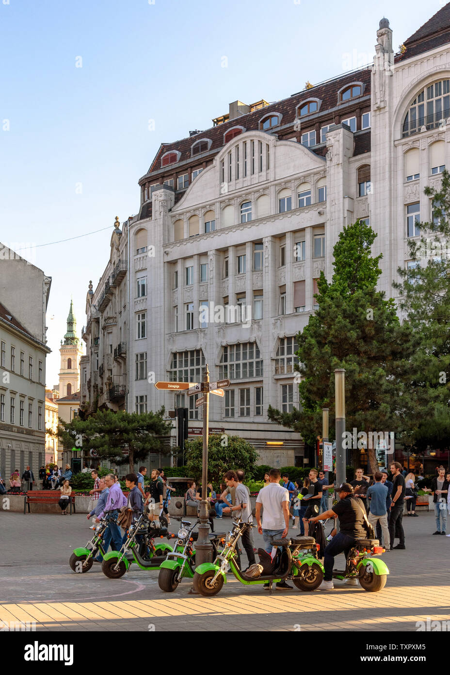Grasso elettrico pneumatico scooter parcheggiato nel centro di Budapest, Ungheria a ora d'oro Foto Stock