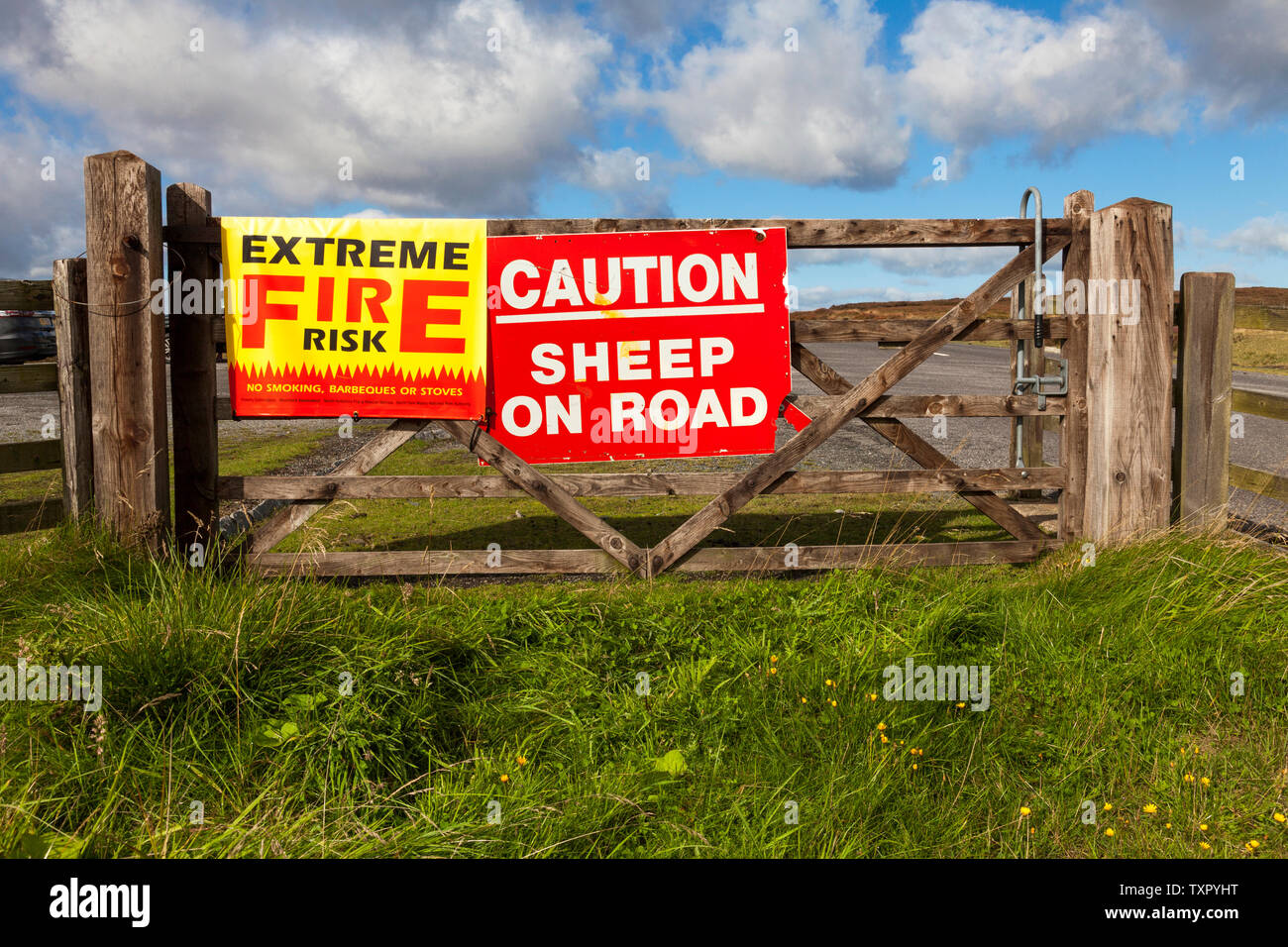 Cartelli di avvertimento sulla North Yorkshire Moors, Goathland, England, Regno Unito Foto Stock