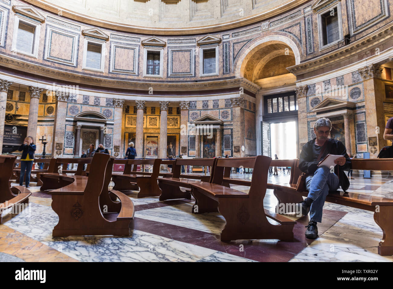 Roma, Italia - 24 Aprile 2019: artista disegno l'interno del Pantheon, il più conservato e influente edificio della Roma antica. Foto Stock