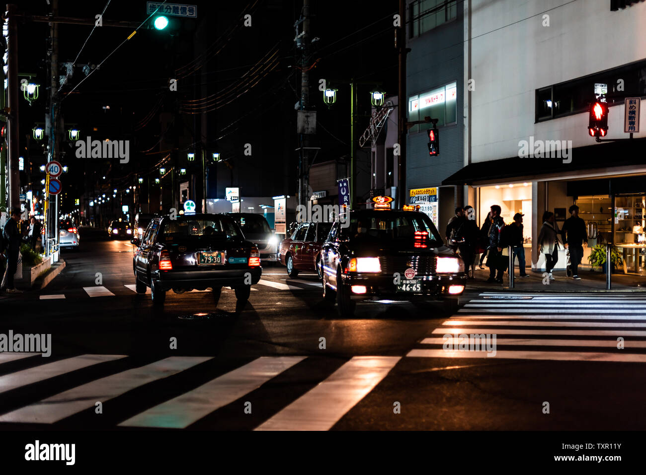 Kyoto, Giappone - 13 Aprile 2019: strada del centro con edifici segni e black taxi nel traffico Foto Stock