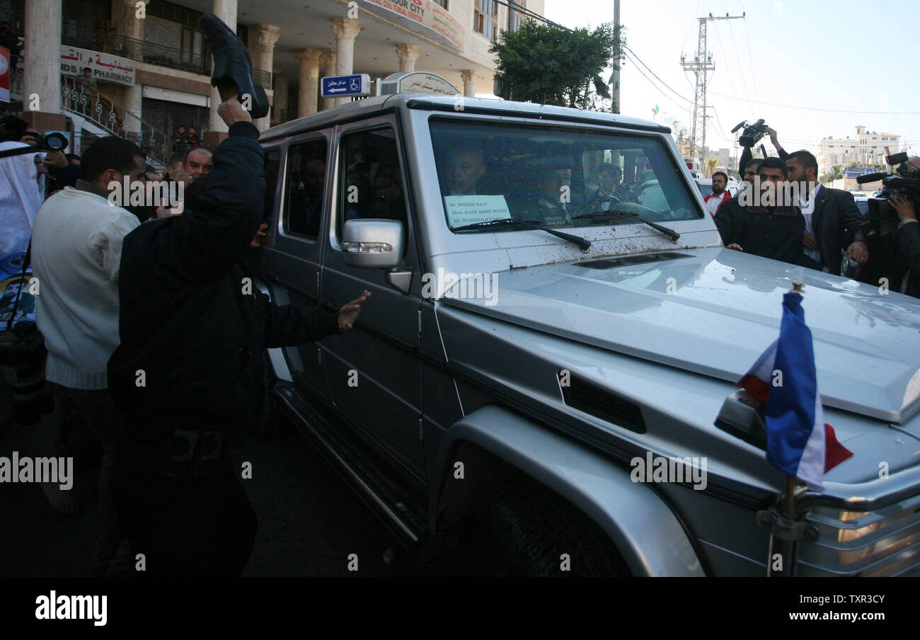 Arrabbiato dimostranti palestinesi mob il Ministro degli esteri francese Michele Alliot-Marie's portavalori a Beit Hanun come lei arriva a Gaza City il 21 gennaio 2011. UPI Foto Stock