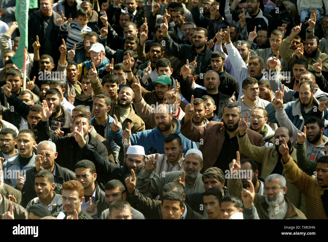 Le donne palestinesi partecipare a un raduno di Hamas che ha chiamato per il sollevamento di l assedio a Gaza e il supporto per la rivoluzione del popolo libico,a Gaza City il 4 marzo 2011. UPI/Ismael Mohamad Foto Stock