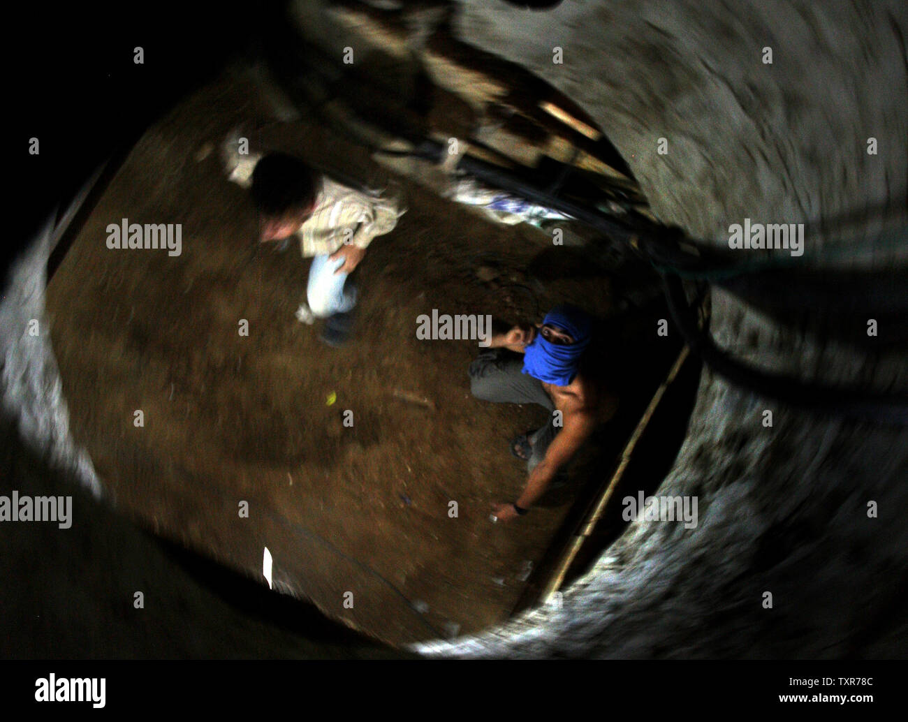 Gioventù palestinese funziona all'interno di un tunnel di contrabbando sotto il confine Egyptian-Gaza a Rafah nella striscia di Gaza meridionale, 8 ottobre 2013. La striscia di Gaza tunnel del contrabbando lungo il confine con l'Egitto sono per la maggior parte al minimo in questi giorni. Poiché l'estate, dell'Egitto militare ha cercato di distruggere o sigillare la maggior parte del contrabbando tunnel sotto il confine Gaza-Egypt, una conseguenza della maggiore delle tensioni tra Il Cairo e il governo di Hamas a Gaza che la sofferenza è una brutta recessione economica. UPI/Ismael Mohamad Foto Stock