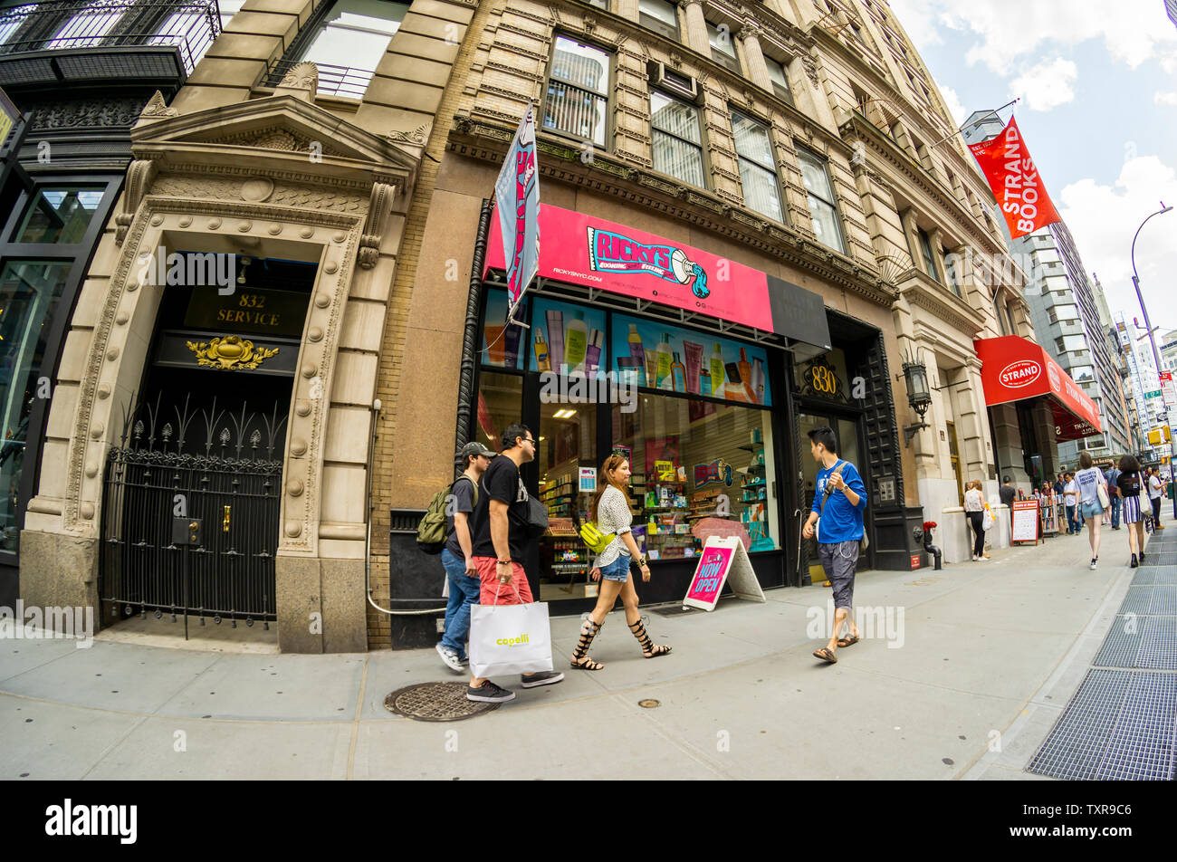 Il locale della salute e bellezza a catena, Ricky, nel Greenwich Village di New York, visto il Sabato, 22 giugno 2019. In giù da un picco di 29 memorizza il rivenditore di salute e prodotti di bellezza è giù per i suoi ultimi due magazzini aventi parzializzato il resto per quattro anni. (© Richard B. Levine) Foto Stock