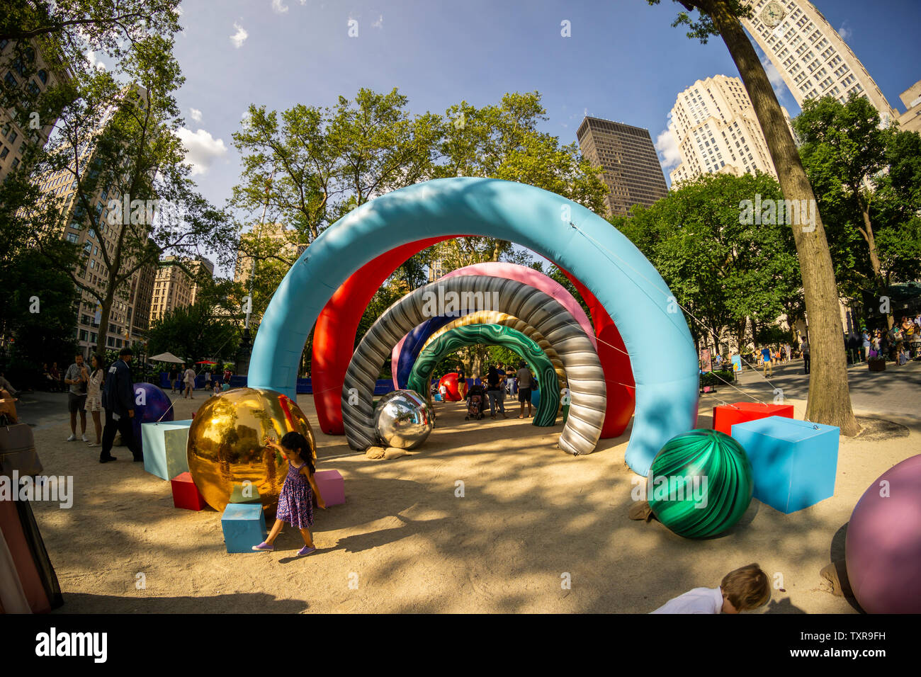 I visitatori a Madison Square Park godetevi ÒSummer SolariÓ temporaneamente una scultura gonfiabile dall'artista ÒGeronimoÓ Sabato, 22 giugno 2019. Ispirato alla nuova collezione dei suoi sponsor, il gioielliere David Yurman, la scultura di Jihan Zencirli, noto come ÒGeronimoÓ, è lì solo per tre giorni come un evento di branding. (© Richard B. Levine) Foto Stock