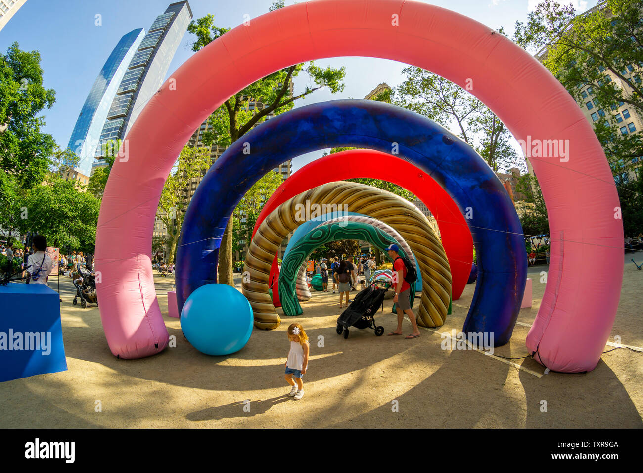 I visitatori a Madison Square Park godetevi ÒSummer SolariÓ temporaneamente una scultura gonfiabile dall'artista ÒGeronimoÓ Sabato, 22 giugno 2019. Ispirato alla nuova collezione dei suoi sponsor, il gioielliere David Yurman, la scultura di Jihan Zencirli, noto come ÒGeronimoÓ, è lì solo per tre giorni come un evento di branding. (© Richard B. Levine) Foto Stock