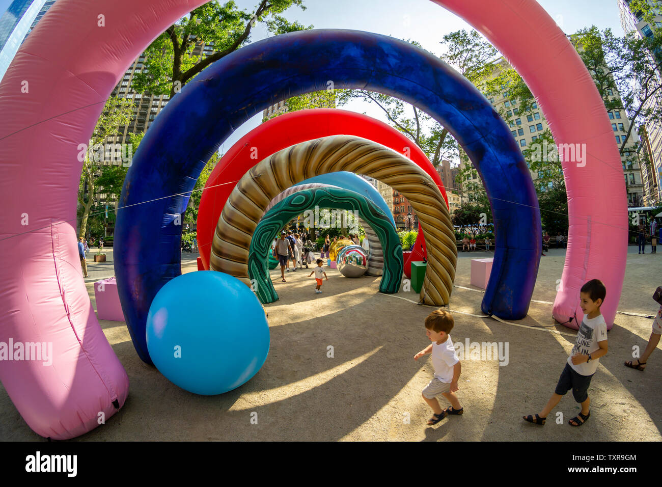 I visitatori a Madison Square Park godetevi ÒSummer SolariÓ temporaneamente una scultura gonfiabile dall'artista ÒGeronimoÓ Sabato, 22 giugno 2019. Ispirato alla nuova collezione dei suoi sponsor, il gioielliere David Yurman, la scultura di Jihan Zencirli, noto come ÒGeronimoÓ, è lì solo per tre giorni come un evento di branding. (© Richard B. Levine) Foto Stock