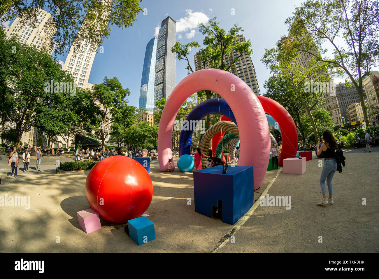 I visitatori a Madison Square Park godetevi ÒSummer SolariÓ temporaneamente una scultura gonfiabile dall'artista ÒGeronimoÓ Sabato, 22 giugno 2019. Ispirato alla nuova collezione dei suoi sponsor, il gioielliere David Yurman, la scultura di Jihan Zencirli, noto come ÒGeronimoÓ, è lì solo per tre giorni come un evento di branding. (© Richard B. Levine) Foto Stock