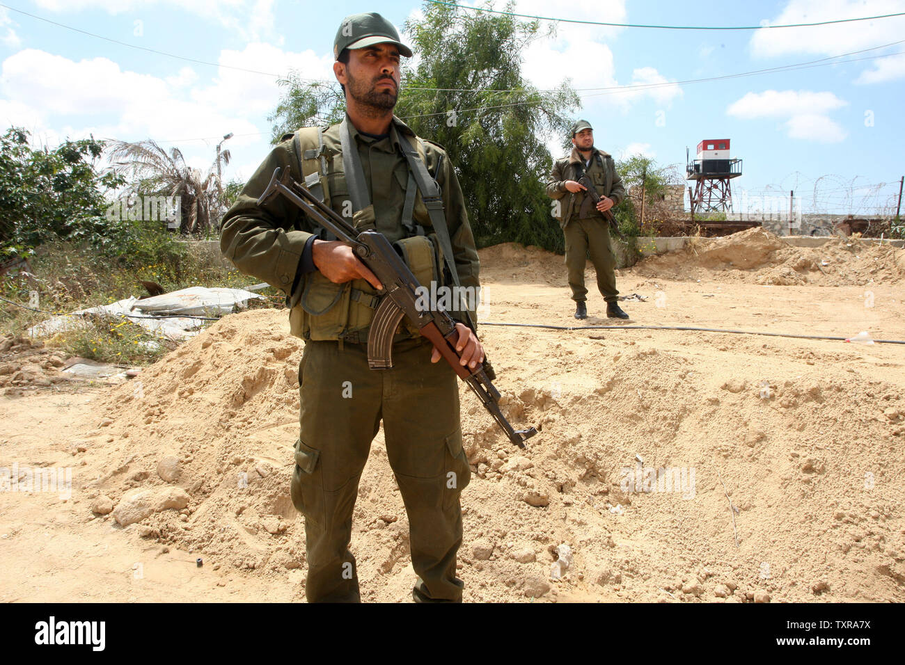 Un confine egiziano appare sullo sfondo come il palestinese Hamas delle forze di sicurezza pattugliano la zona di frontiera di Rafah tra Gaza ed Egitto su Aprl 14, 2016. Hamas chiede l Egitto per allentare il blocco da Gaza come chiamate in Egitto per Hamas di aumentare il numero di truppe e di controllo della frontiera tra Egitto e la striscia di Gaza .Hamas chiamato per l'Egitto per allentare le restrizioni sulla striscia di Gaza, un delegato detto, dopo da funzionari del gruppo islamista recato al Cairo per cercare di ricucire rapporti tesi. Alto funzionario Khalil al-Haya detto Hamas aveva implorato Egitto per consentire più il traffico attraverso il Rafa border cross Foto Stock