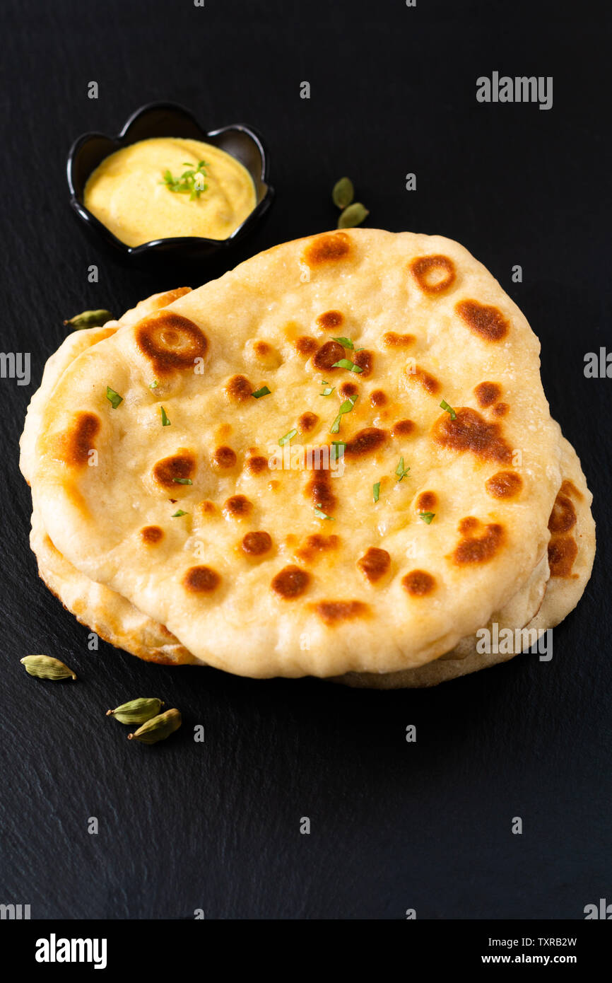 Concetto di cibo in casa yogurt biologici di Naan su ardesia nera con scheda spazio di copia Foto Stock