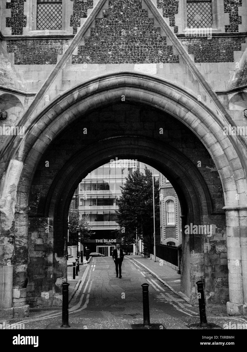 Abbey Gateway con la lama edificio, Abbey trimestre Reading, Berkshire, Inghilterra, Regno Unito, GB. Foto Stock