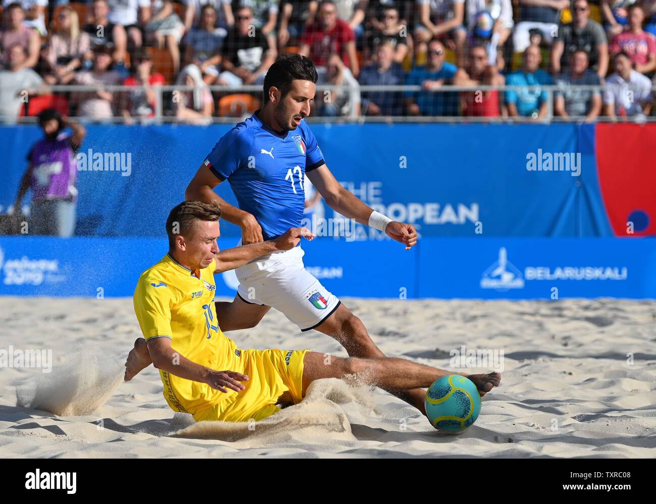 Minsk, Bielorussia. Il 25 giugno, 2019. Dmytro Medvid (UKR) affronta Pietro Angelo Palazzolo (ITA) durante il beach soccer (calcio) al secondo European games. Credito Bowden Garry/SIP Agenzia fotografica/Alamy live news. Foto Stock