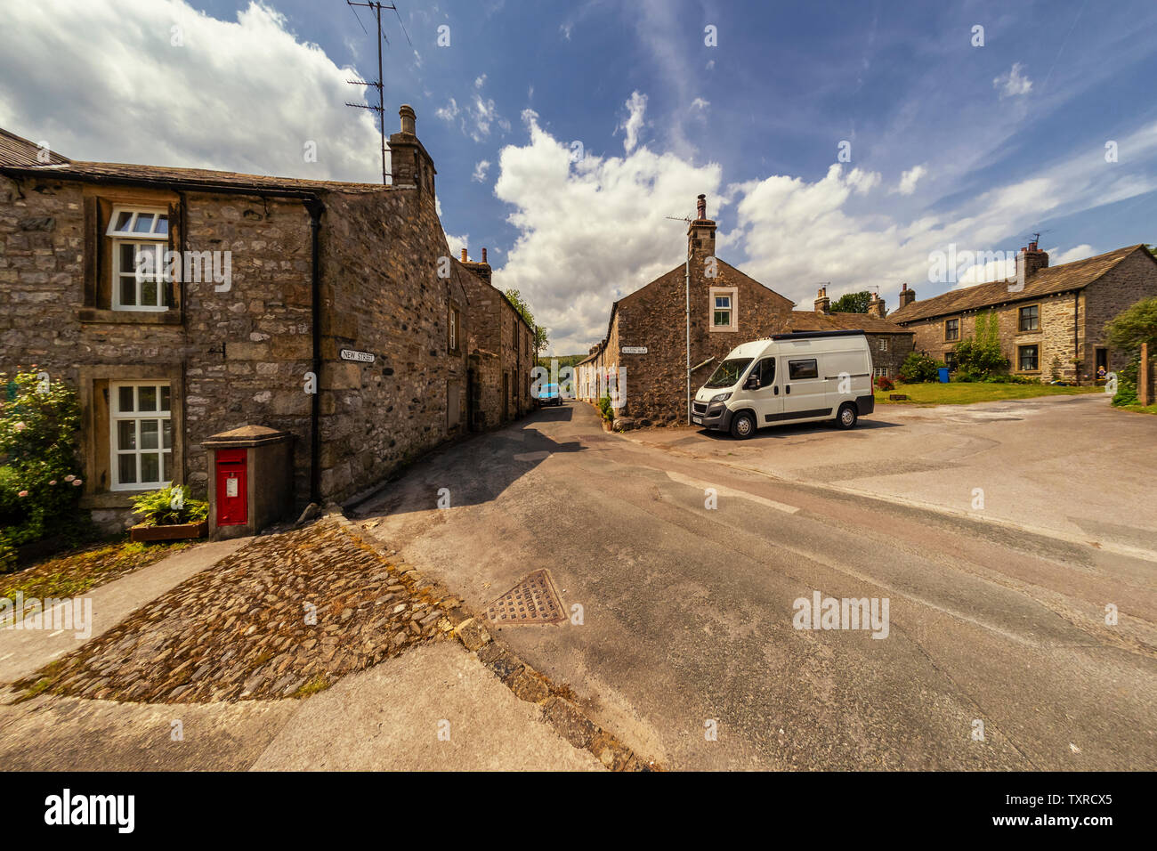 Hikking in Austwick vicino a stabilirsi nel Yorkshire Dales Foto Stock