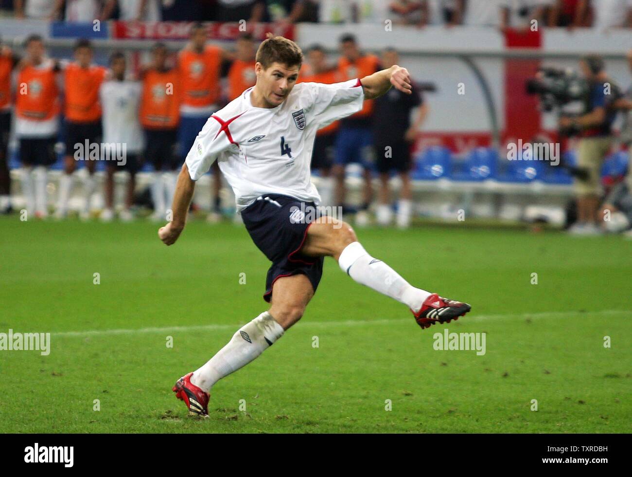 La PEngland Steven Gerrard mancati durante la penalità shoot-out al quarto di finale della Coppa del Mondo FIFA Germania 2006 all'Arena AufSchalke di Gelsenkirchen il 1 luglio 2006. Il Portogallo ha vinto sulla pena di calci 3-1 dopo la partita era legato 0-0 nel regolamento. (UPI foto/Chris Brunskill) Foto Stock