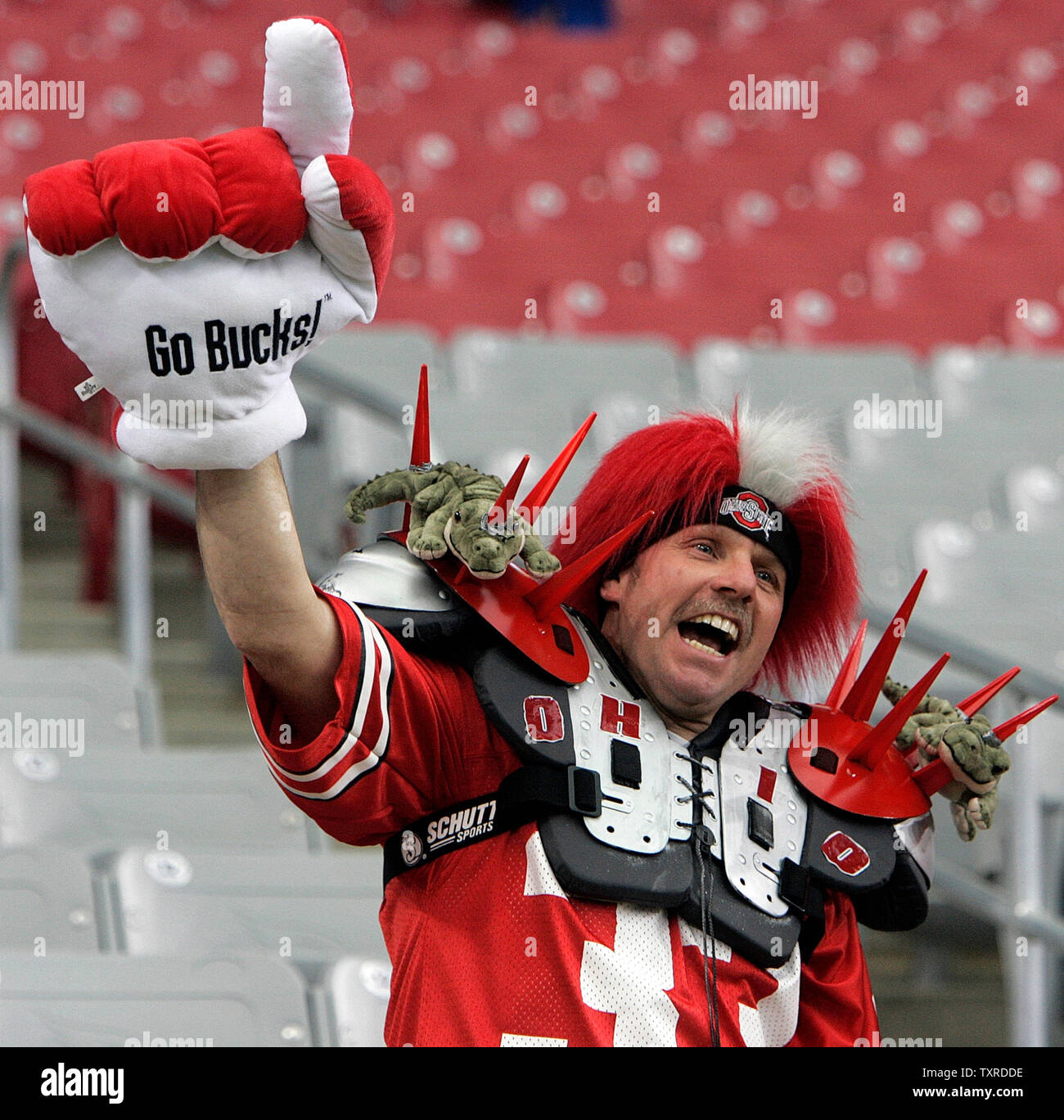 Un arrivo anticipato in un posto in prima fila conduce Dan Jarvis di Wheelersburg, Ohio a tifare per la sua squadra prima della Ohio State-Florida giocando per la BCS Championship presso la University of Phoenix Stadium di Glendale, Arizona Gennaio 8, 2007. (UPI foto/Gary C. Caskey) Foto Stock