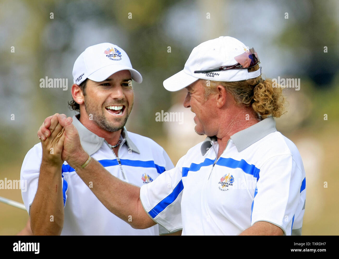Ryder Cup-Spain Sergio Garcia, sinistra, reagisce al suo partner, Miguel Angel Jimenez dopo fece un birdie putt durante le partite del pomeriggio presso la Ryder Cup di Louisville, KY su Venerdì, Settembre 19, 2008. (UPI foto/Tom Russo) Foto Stock