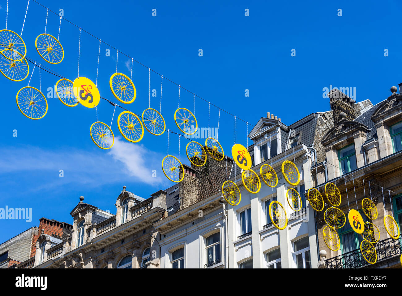 Verniciato giallo delle ruote di bicicletta sospesa attraverso il Grand Square, Bruxelles, Belgio per l inizio del 2019 Tour de France. Foto Stock