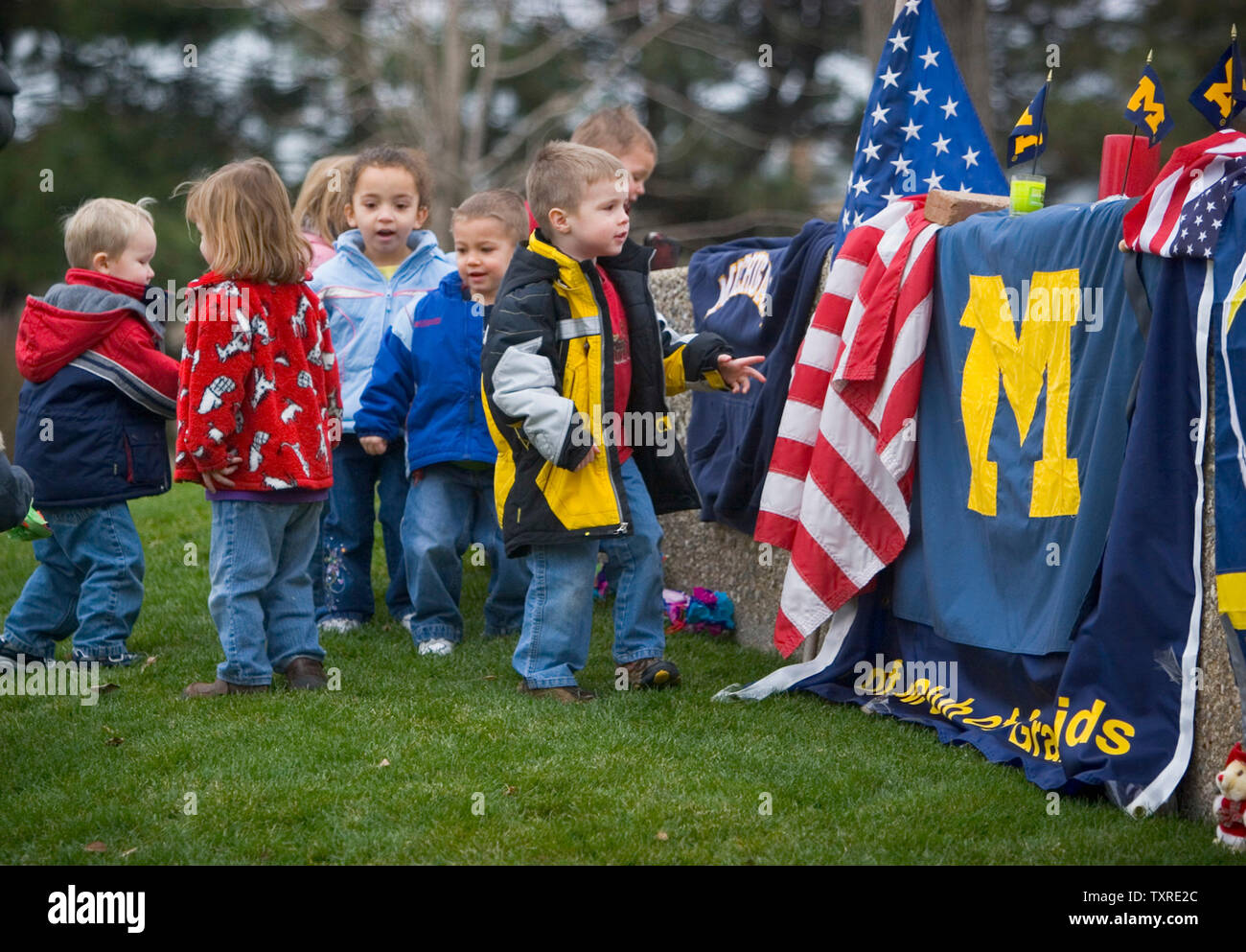 I membri di un Grand Rapids YMCA classe diurni offrono fiori fatti a mano al memoriale al di fuori del Gerald Ford museo presidenziale in Grand Rapids, Michigan, il 28 dicembre 2006. Ex Ford è deceduto il 26 dicembre all'età di 93. (UPI foto/Forest Casey) Foto Stock