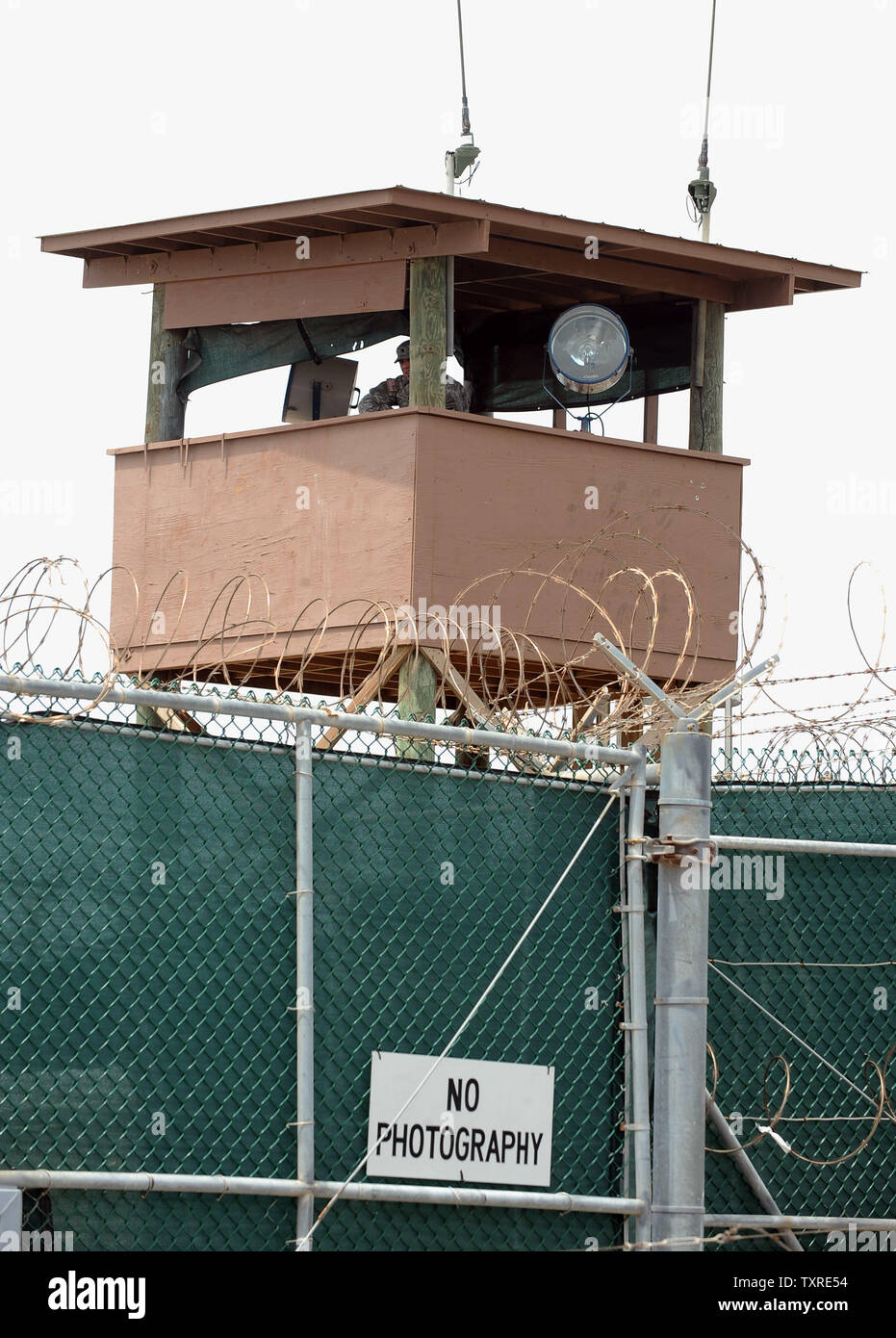 Una guardia veglia su di Camp Delta dove i detenuti sono alloggiati presso la stazione navale di Guantanamo Bay a Cuba il 8 luglio 2010. UPI/Roger L. Wollenberg Foto Stock