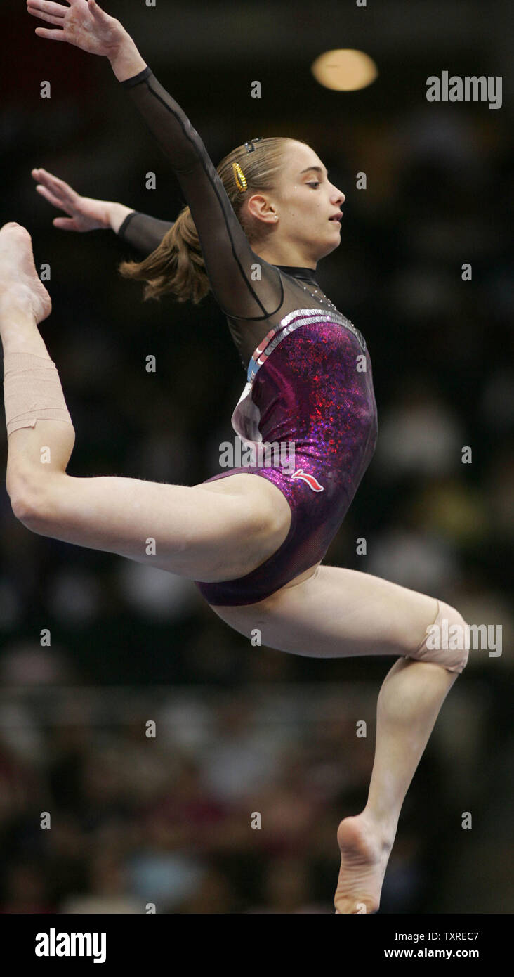 Patricia Moreno di Spagna, compete sul pavimento esercizio finali di Coppa America World Cup concorso al Nassau Coliseum di Uniondale, NY il 26 febbraio 2005. Moreno, che ha vinto l'olimpico medaglia di bronzo sul pavimento, ha vinto la Coppa del Mondo di oro con un punteggio di 9.587 punti. (UPI foto/Grazia Chiu). Foto Stock