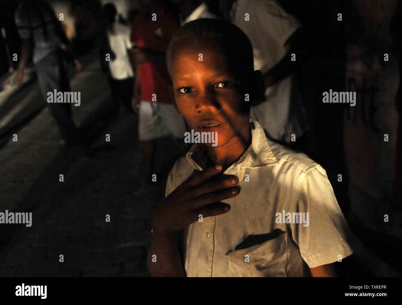 Un giovane ragazzo è visto al di fuori di un ospedale durante una serata cibo goccia dall'ottantaduesima Airborn a Port-au-Prince, Haiti, Gennaio 26, 2010. Il militare degli Stati Uniti continua a fornire aiuti umanitari alla popolazione di Haiti dopo il terremoto di magnitudine 7.0 che hanno devastato il paese del 12 gennaio. UPI/Kevin Dietsch Foto Stock