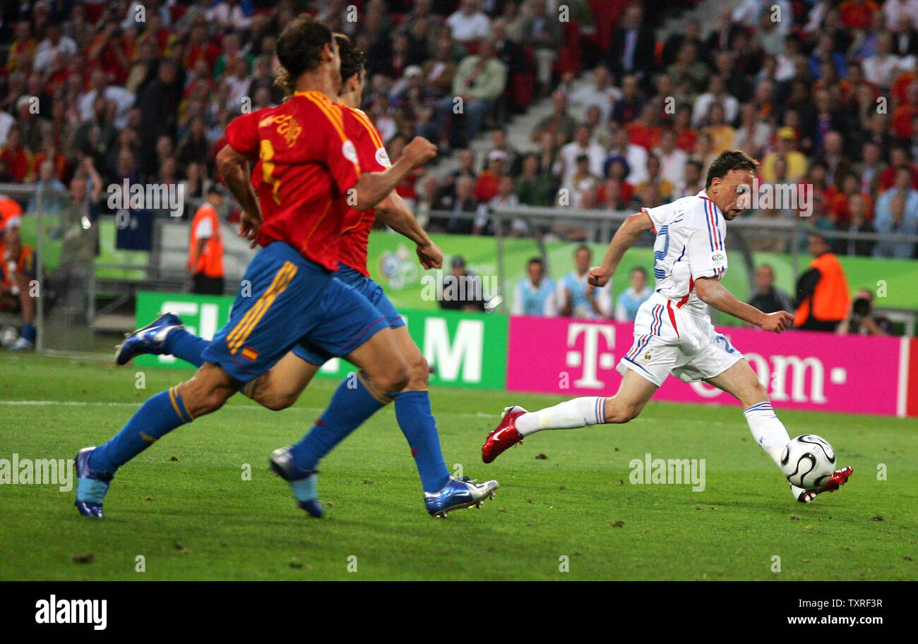 In Francia la Frank Ribéry (R) punteggi il bilanciere durante la World Cup Soccer azione in Hannover, Germania il 27 giugno 2006. La Francia ha sconfitto la Spagna 3-1. (UPI foto/Christian Brunskill) Foto Stock