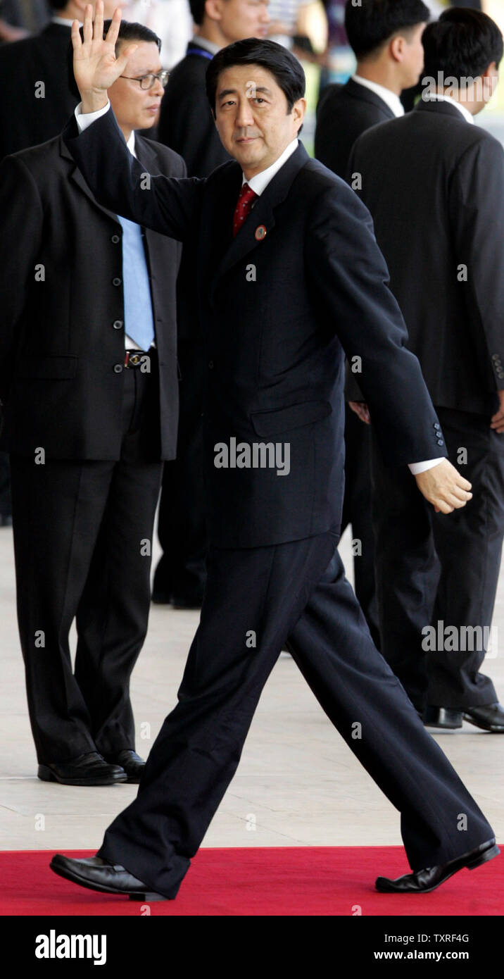 Primo Ministro giapponese Shinzo Abe onde come egli arriva al Centro Convegni Nazionale per la Cooperazione economica Asia-Pacifico (APEC) vertice di Hanoi il 18 novembre 2006. (UPI foto/Anatoli Zhdanov) Foto Stock