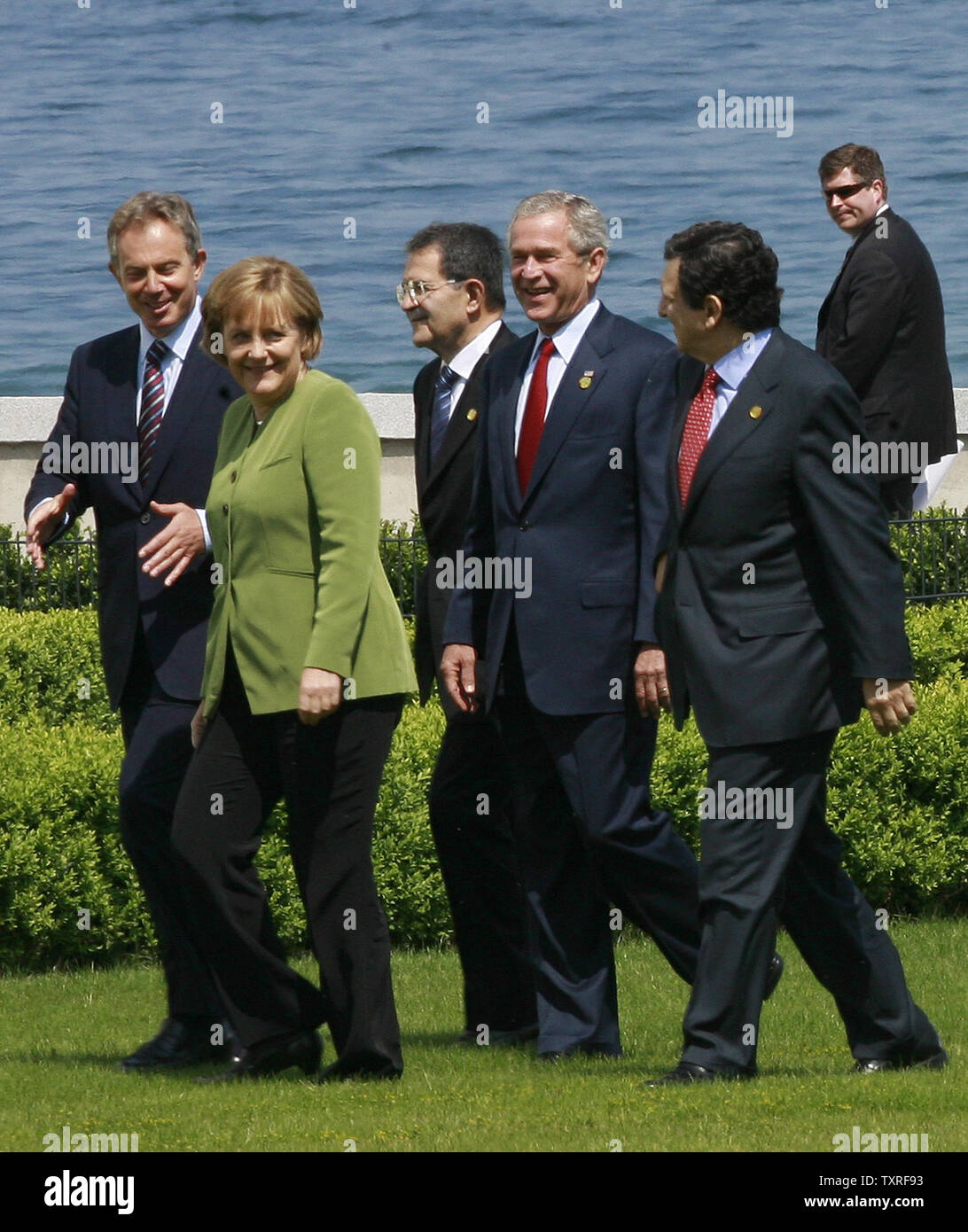 (L-R) il premier britannico Tony Blair, il Cancelliere tedesco Angela Merkel e il Premier italiano Romano Prodi, U.S. Il presidente George Bush e il Presidente della Commissione europea José Manuel Barroso a piedi dopo la loro foto di famiglia di Heiligendamm, Germania il 7 giugno 2007. I leader del G8 nazioni stanno celebrando il loro vertice annuale nella storica Heiligendamm sea resort su 6-8 Giugno, 2007. (UPI foto/Anatoli Zhdanov) Foto Stock