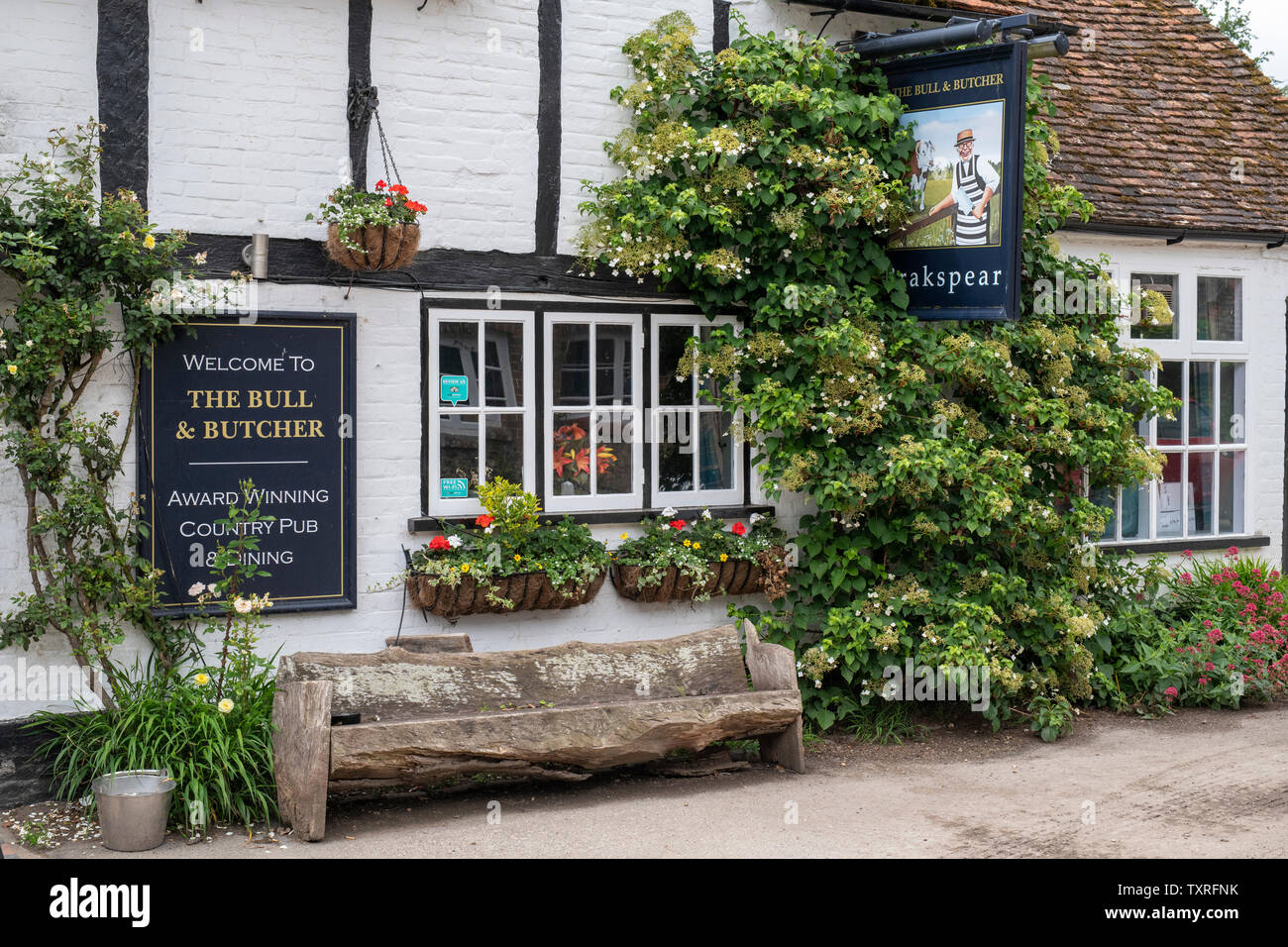 Il Toro e Butcher pub di campagna nel villaggio di Turville in Chilterns. Buckinghamshire, Inghilterra Foto Stock