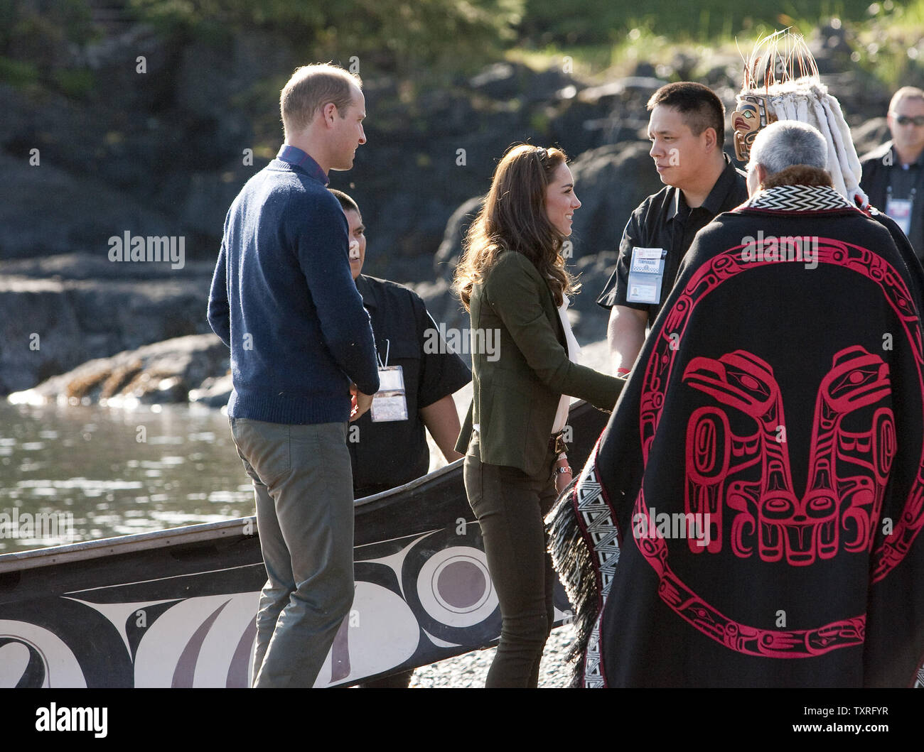 Il principe William e sua moglie Kate, il Duca e la Duchessa di Cambridge sono accolti da Prime Nazioni gli anziani del villaggio presso il Haida Heritage Centre e Museo a Kaay Llnagaayin, Haida Gwaii, BC durante il 2016 Royal tour della British Columbia (BC) e dello Yukon, Settembre 30, 2016. UPI/Heinz Ruckemann Foto Stock