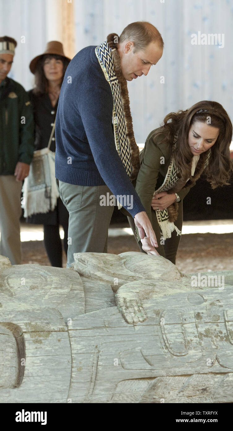 Il principe William e sua moglie Kate, il Duca e la Duchessa di Cambridge toccare un totem pole nel carving Casa degli Haida Heritage Centre e Museo a Kaay Llnagaayin, Haida Gwaii, BC durante il 2016 Royal tour della British Columbia (BC) e dello Yukon, Settembre 30, 2016. UPI/Heinz Ruckemann Foto Stock