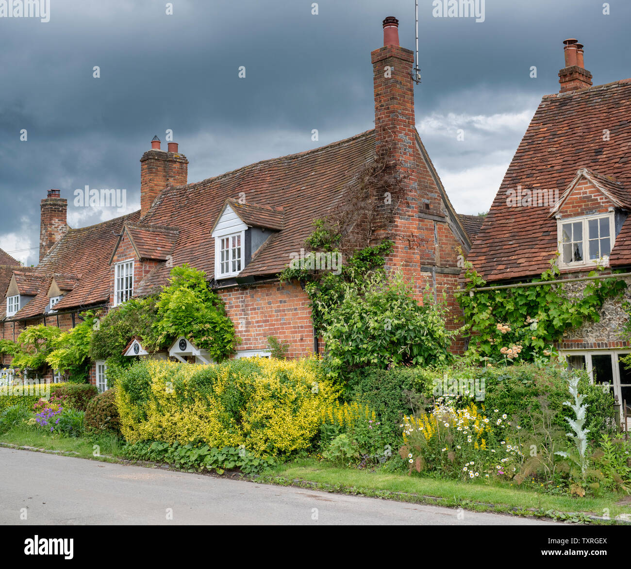 Periodo cottages di Turville villaggio in Chilterns. Buckinghamshire, Inghilterra. Foto Stock