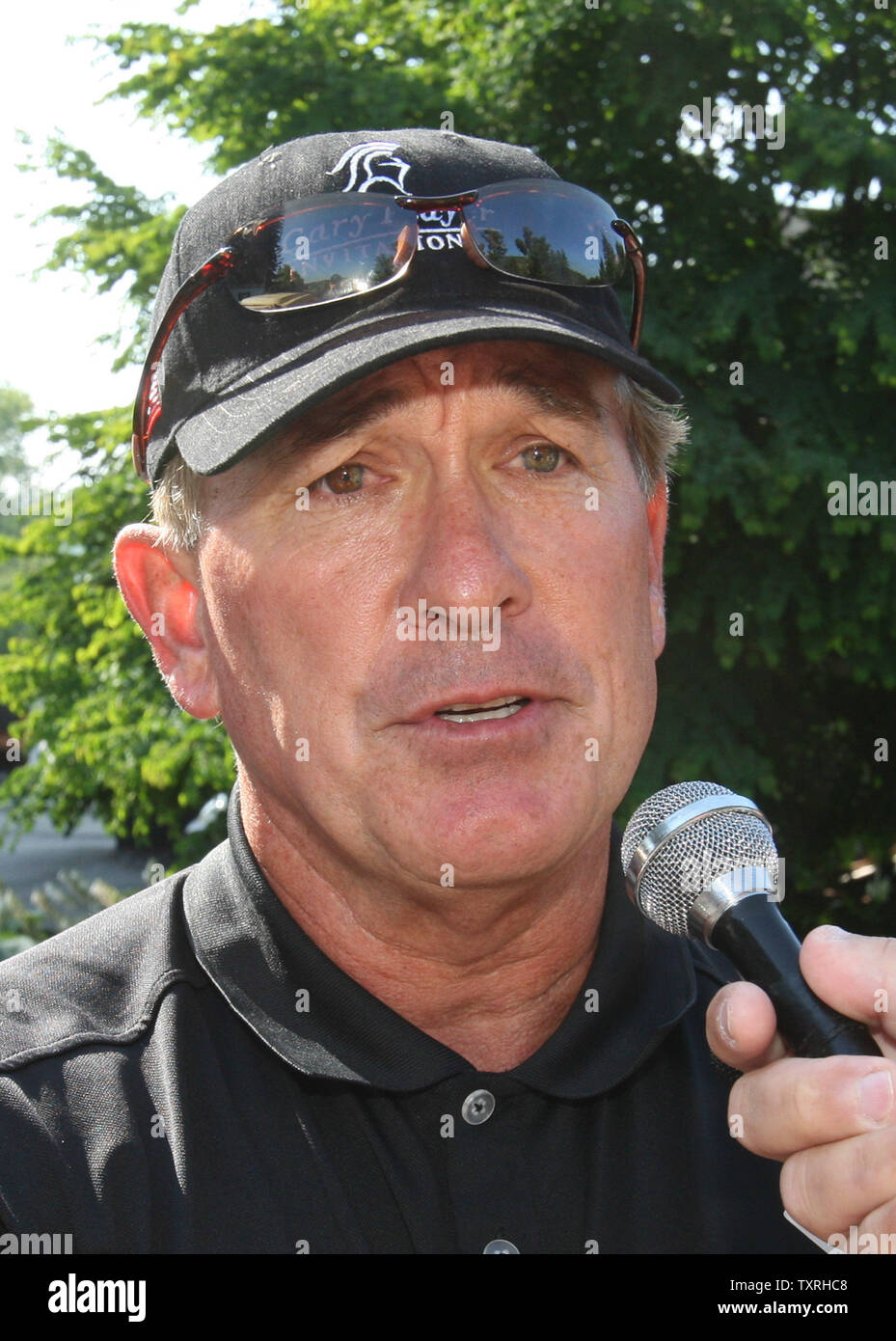 National Baseball Hall of Fame stati Gary Carter parla con i giornalisti mentre si gioca a golf presso il campo da golf Leatherstocking Corso in Cooperstown, New York il 25 luglio 2009. Carter si uniranno a 49 altri Hall of Famers di dare il benvenuto a Jim Riso, Rickey Henderson e Joe Gordon, come la classe del 2009 il 26 luglio. (UPI foto/Bill Greenblatt) Foto Stock