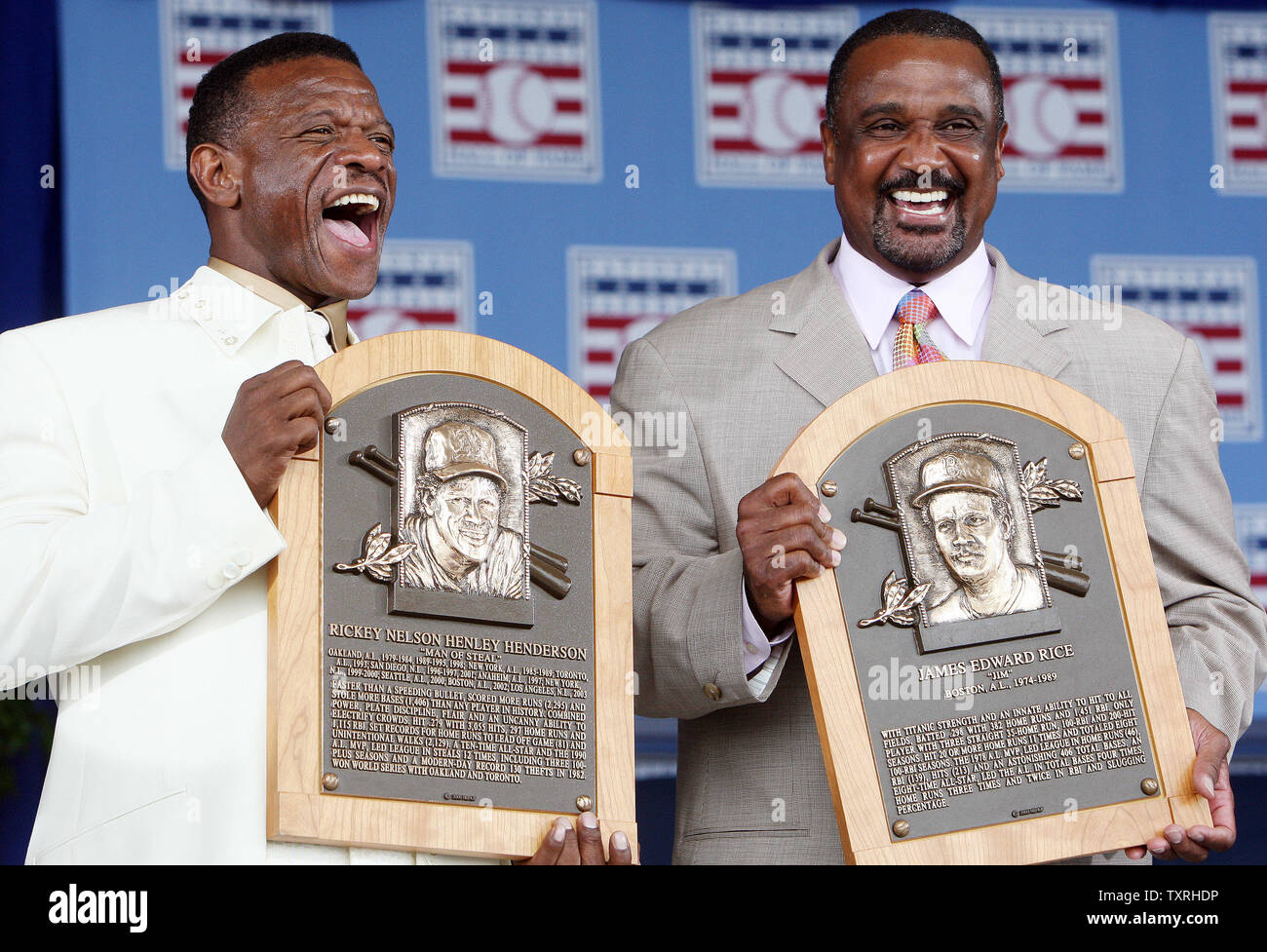 New National Baseball Hall of Fame membri Rickey Henderson (L) e Jim riso condividere una risata dopo induzione cerimonie in Cooperstown, New York il 26 luglio 2009. (UPI foto/Bill Greenblatt) Foto Stock