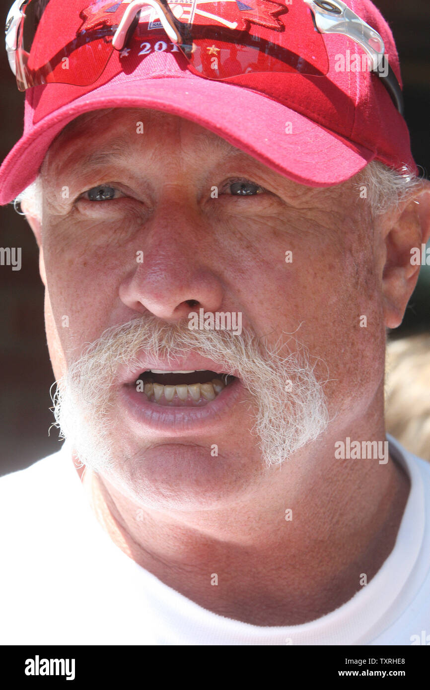 Ex lanciatore e membro della National Baseball Hall of Fame e Museo Goose Gossage, parla ai fan sulla strada principale mentre lui firma autografi in Cooperstown, New York il 22 luglio 2010. Ex St. Louis Cardinals manager Whitey Herzog, arbitro Doug Harvey e Montreal Expos e Chicago Cubs Andre Dawson sarà introdotto nella hall il 22 luglio 2010. UPI/Bill Greenblatt Foto Stock