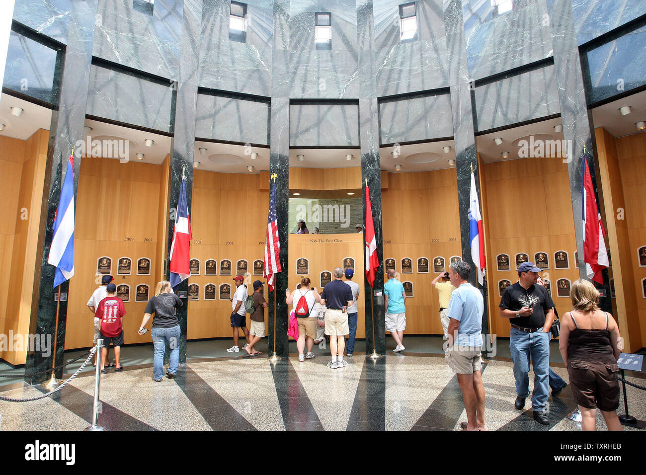 Visitatori placques vista nella grand hall del National Baseball Hall of Fame e il museo in Cooperstown, NY sulla luglio 22, 2010. Manager Whitey Herzog, arbitro Doug Harvey e Montreal Expos e Chicago Cubs Andre Dawson sarà introdotto nella hall il 22 luglio 2010. UPI/Bill Greenblatt Foto Stock