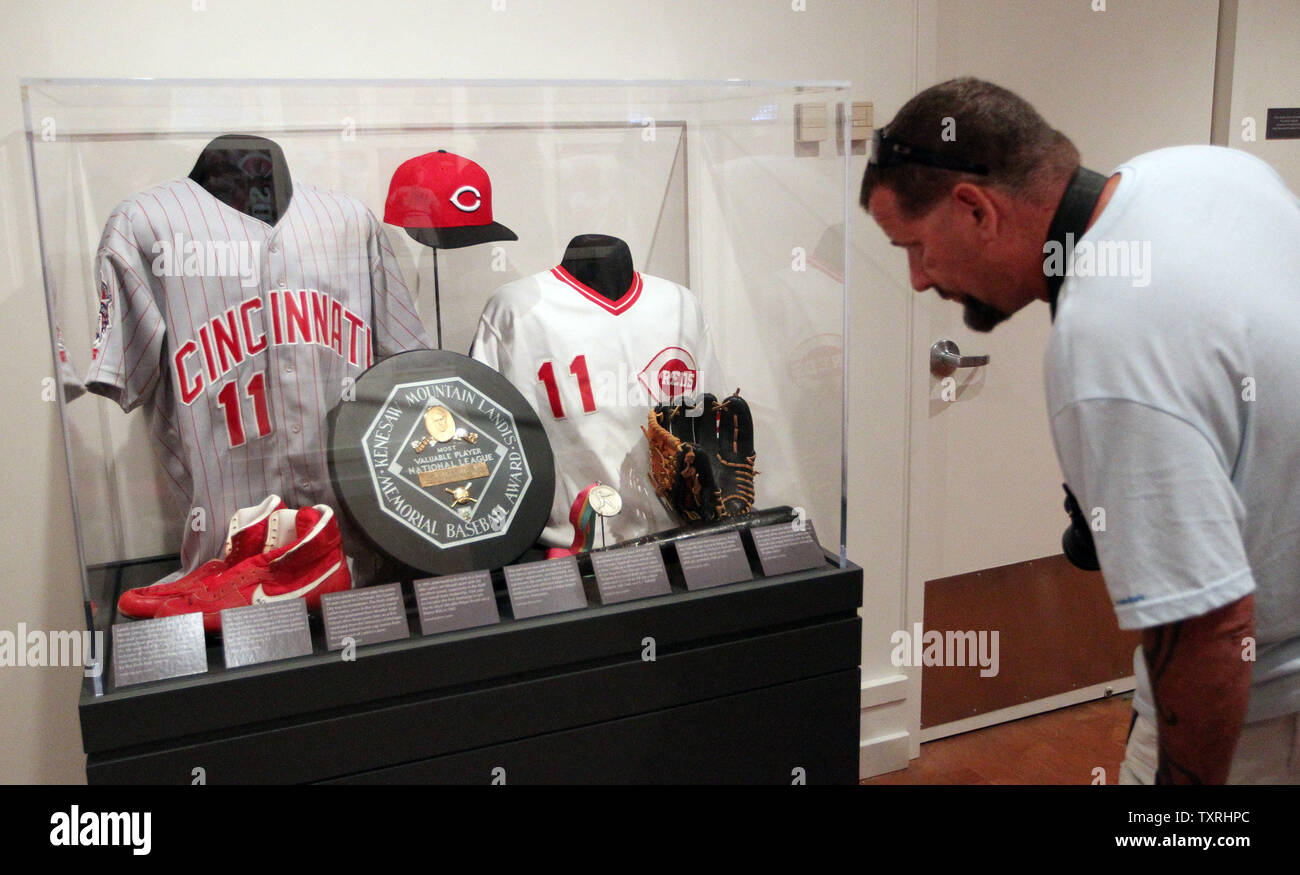 Un visitatore del National Baseball Hall of Fame guarda memorabilia sul display da ex Cincinnati Reds Barry Larkin in Cooperstown, New York il 20 luglio 2012. Oltre 50 Hall of Fame i membri si riuniranno per onore Larkin e tardo Chicago Cubs terzo baseman Ron Santo come la classe di induzione di 2012 il 22 luglio 2012. UPI/Bill Greenblatt Foto Stock