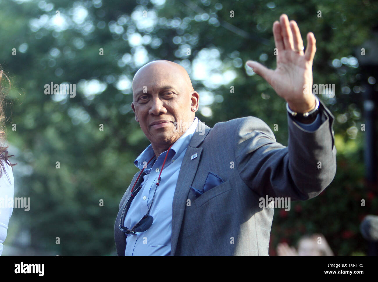 National Baseball Hall of Fame stati Ferguson Jenkins onde ai tifosi durante una parata a Cooperstown, New York il 21 luglio 2012. UPI/Bill Greenblatt Foto Stock