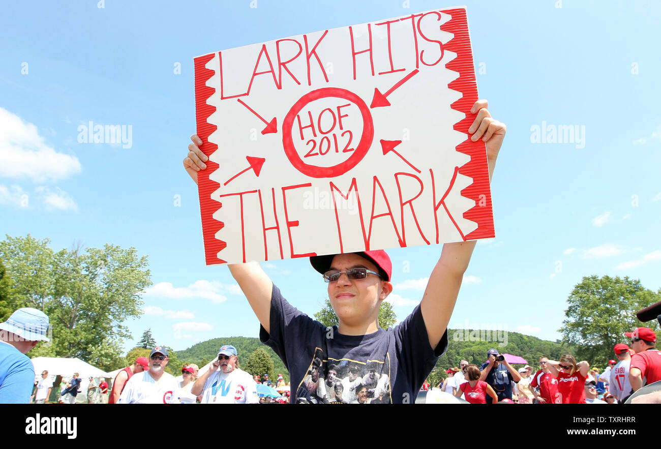 Cincinnati Reds fan Nick Fedler (14) di Long Island, NY detiene un segno a sostegno del National Baseball Hall of Fame il più recente membro Barry Larkin prima di cerimonie in Cooperstown, New York il 22 luglio 2012. UPI/Bill Greenblatt Foto Stock