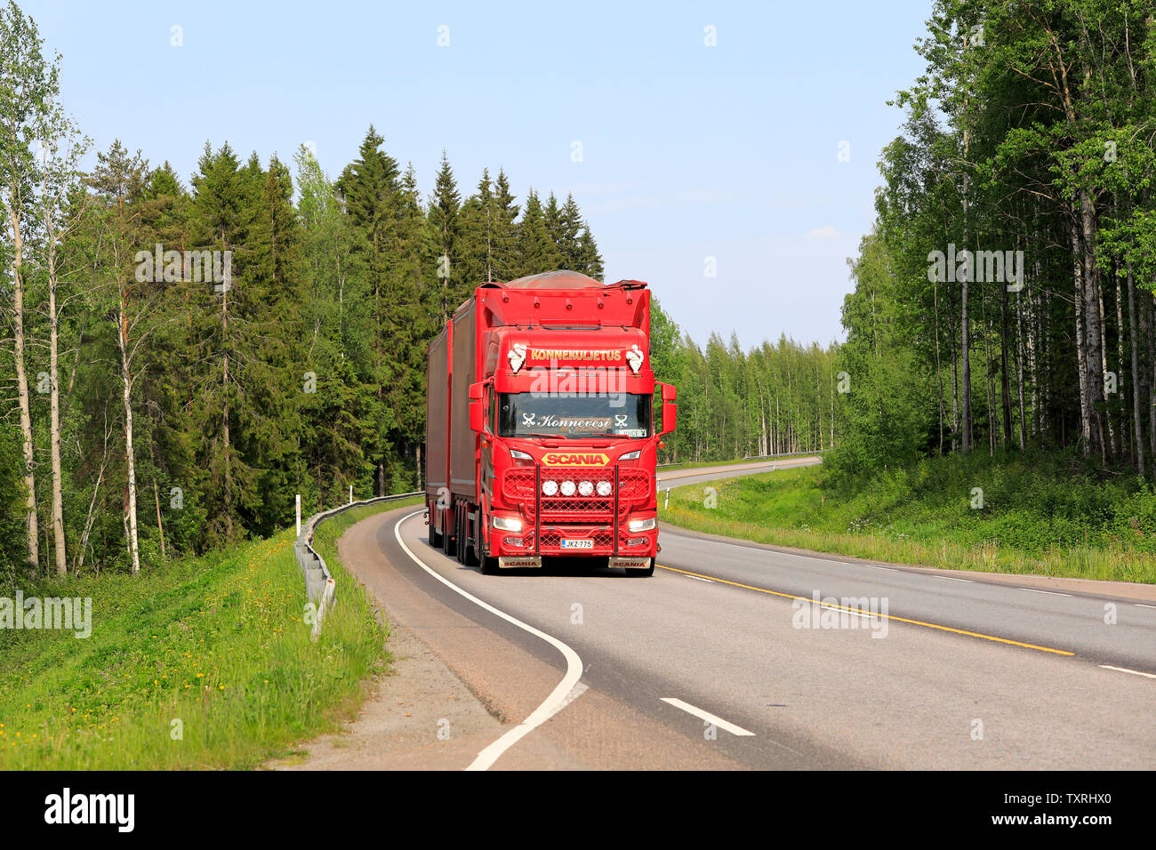 Jyvaskyla, Finlandia. Il 7 giugno 2019. Splendidamente personalizzate rosso nuovo Scania R camion con rimorchio pieno di Konnekuljetus Oy cale merci lungo l'autostrada. Foto Stock