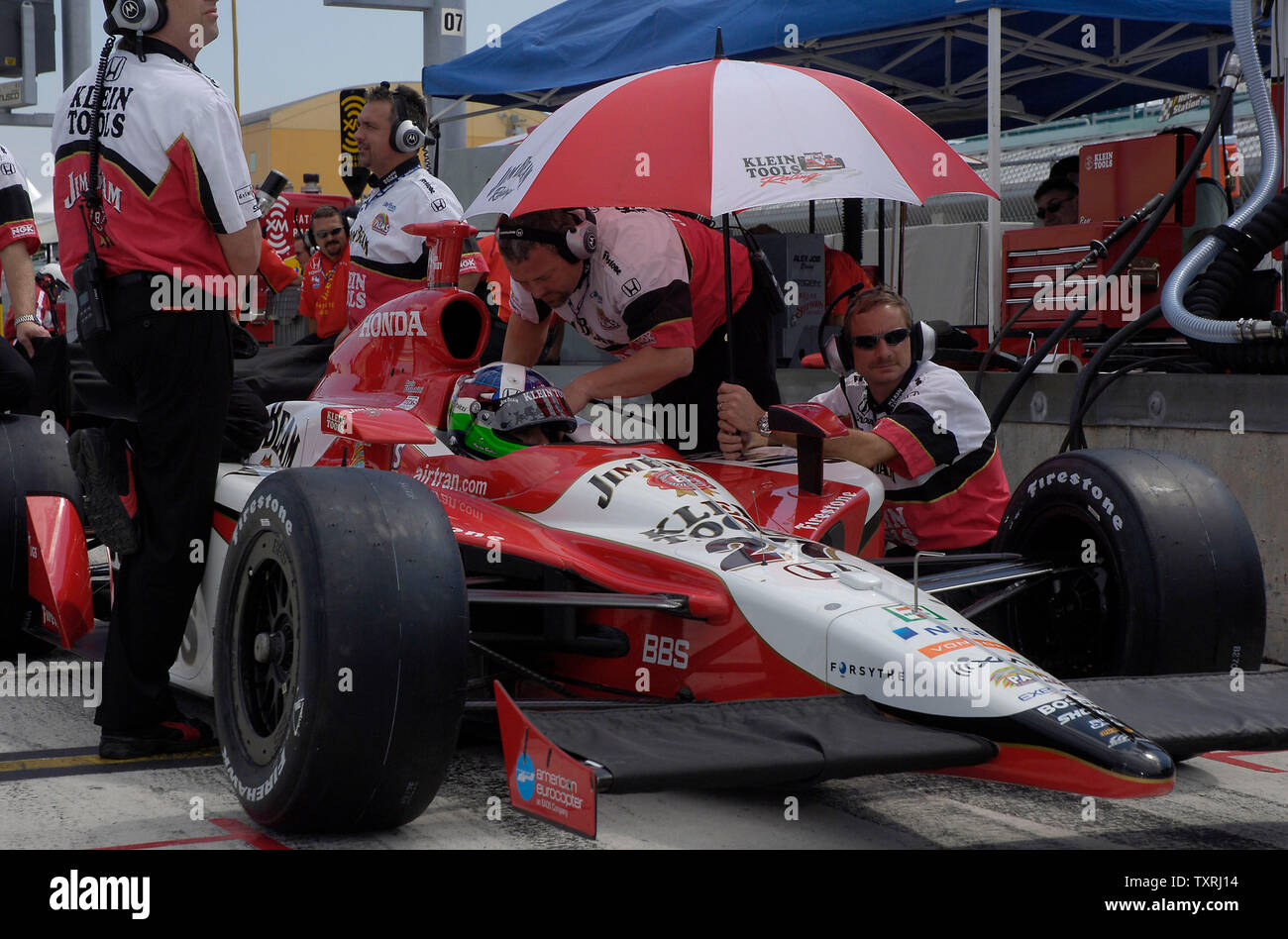 A Homestead Speedway a Homestead, Florida, il pit crew di Dario Francitti effettuare le regolazioni finali per la sua vettura da gara poco prima della prima sessione di prove libere della Toyota Indy 300 il 24 marzo 2006. (UPI foto/Marino/Cantrell) Foto Stock